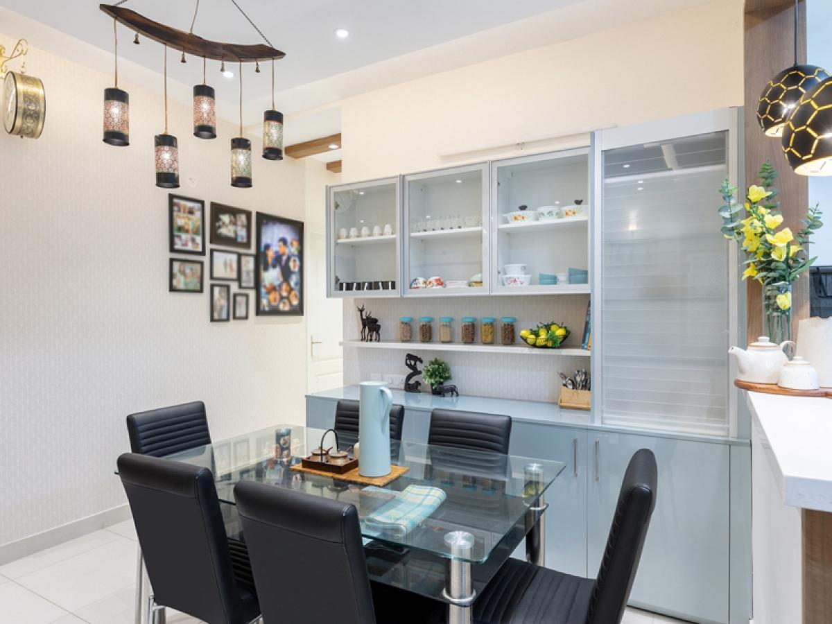 Modern Dining Room Design With Black Upholstery