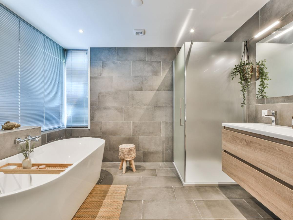 Modern Bathroom Design With High Gloss Tiles